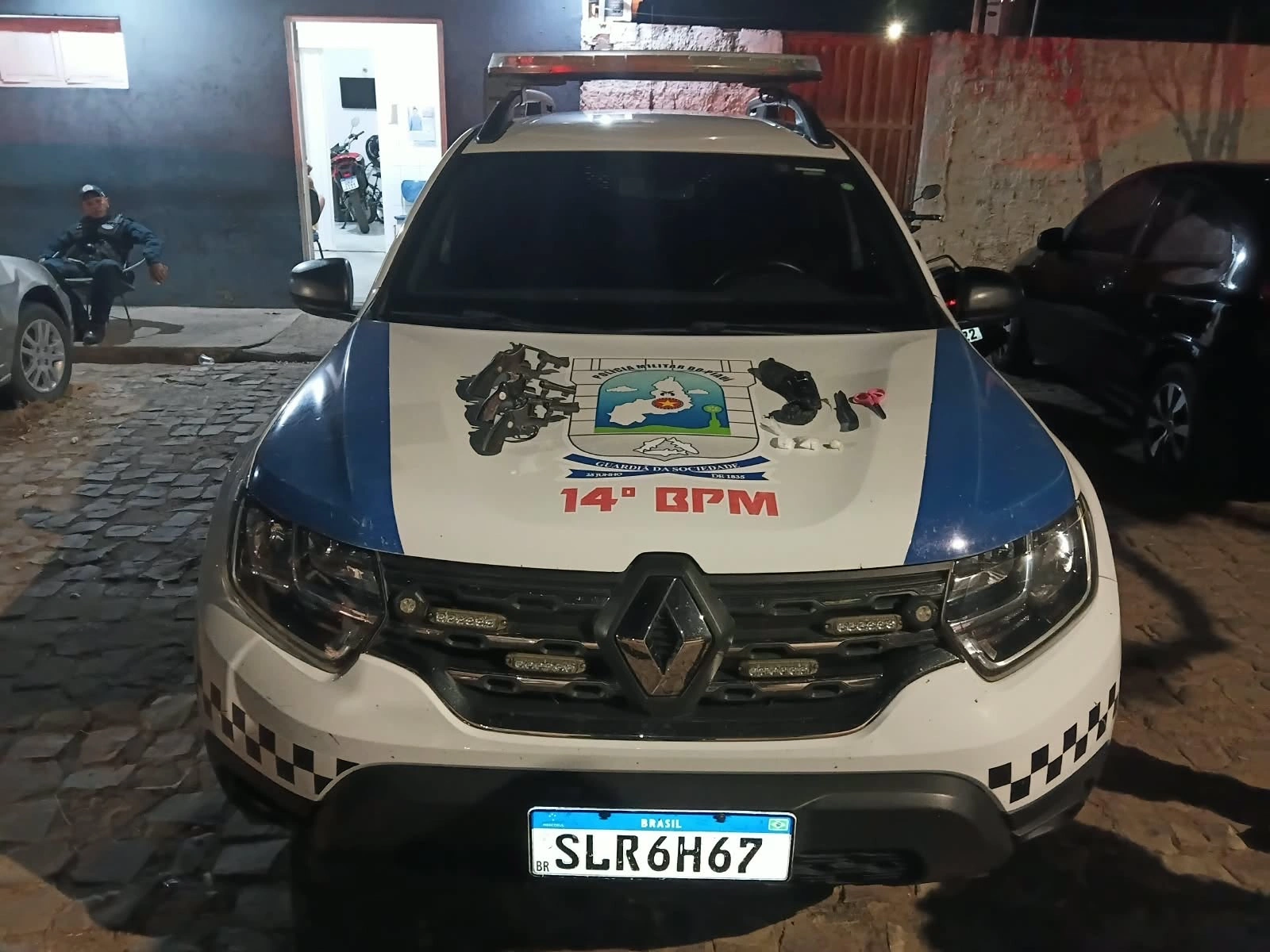 Polícia Militar apreende três armas de fogo, munições e drogas durante operação em balneário de Oeiras