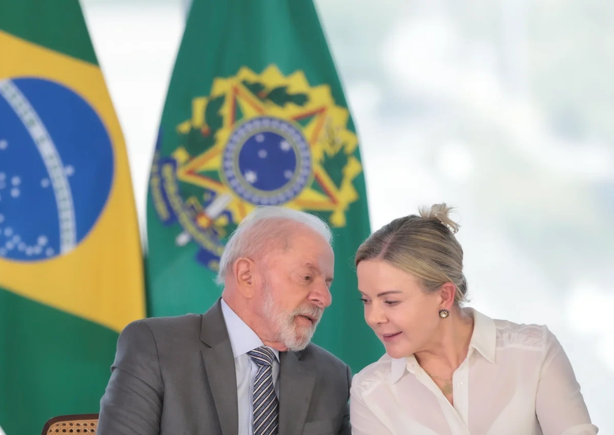 Gleisi Hoffmann é cotada para assumir ministério responsável pelo Bolsa Família no Lula 4