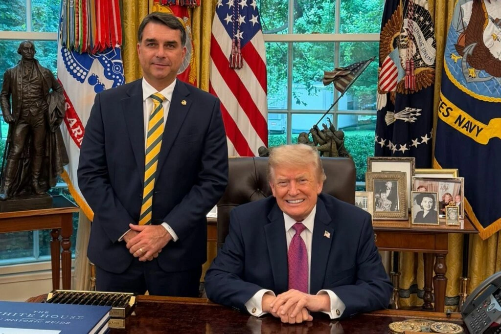 Trump diz que não vai se envolver após Flávio Bolsonaro se declarar “presidente eleito” do Brasil