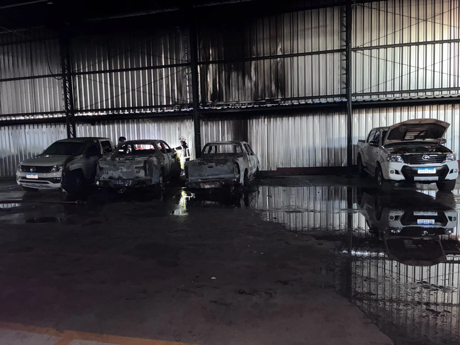 Incêndio atinge oficina mecânica e deixa três veículos destruídos na zona Leste de Teresina