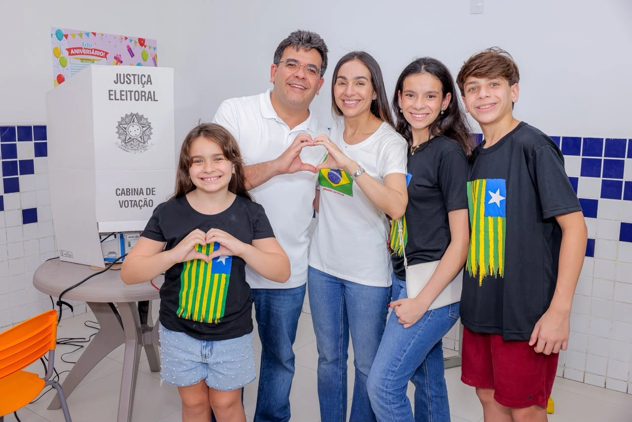 "Muito confiante, mas aguardando com serenidade a decisão do povo”, diz Rafael Fonteles ao votar em Teresina