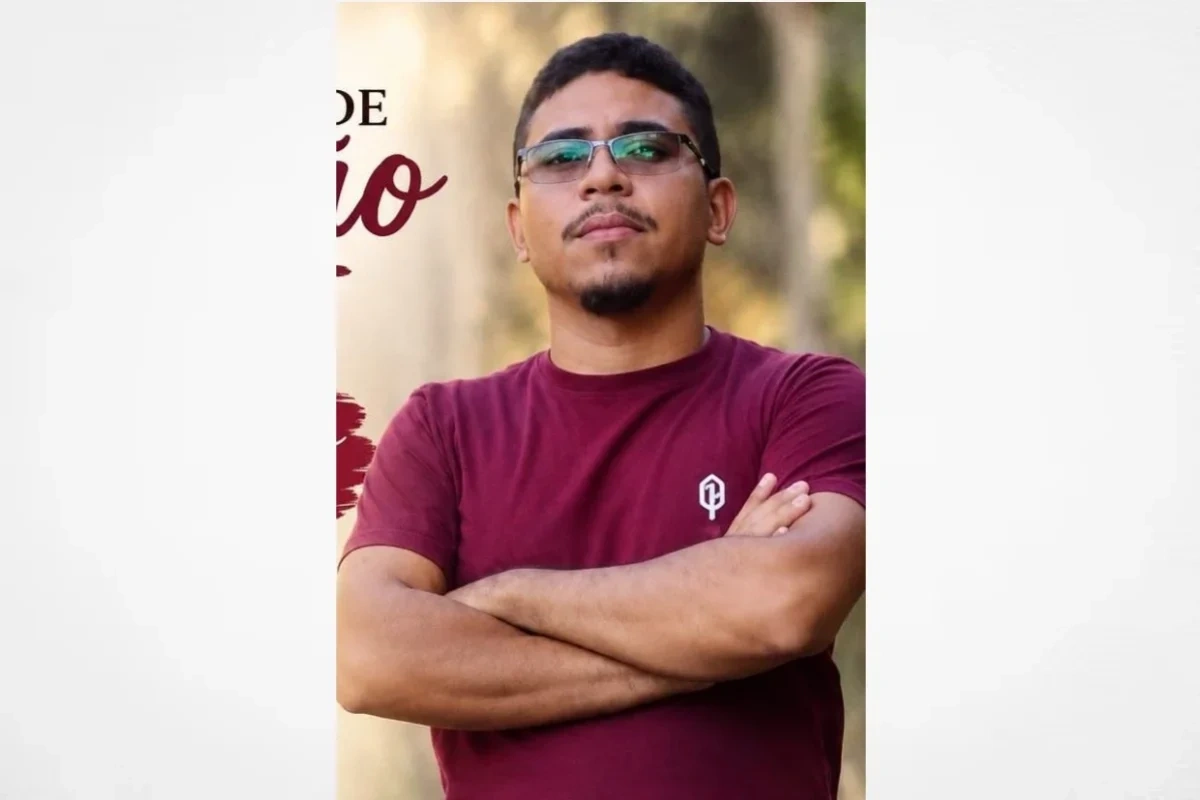 Enfermeiro fica gravemente ferido após carro bater em residência no Piauí; família suspeita de mal súbito