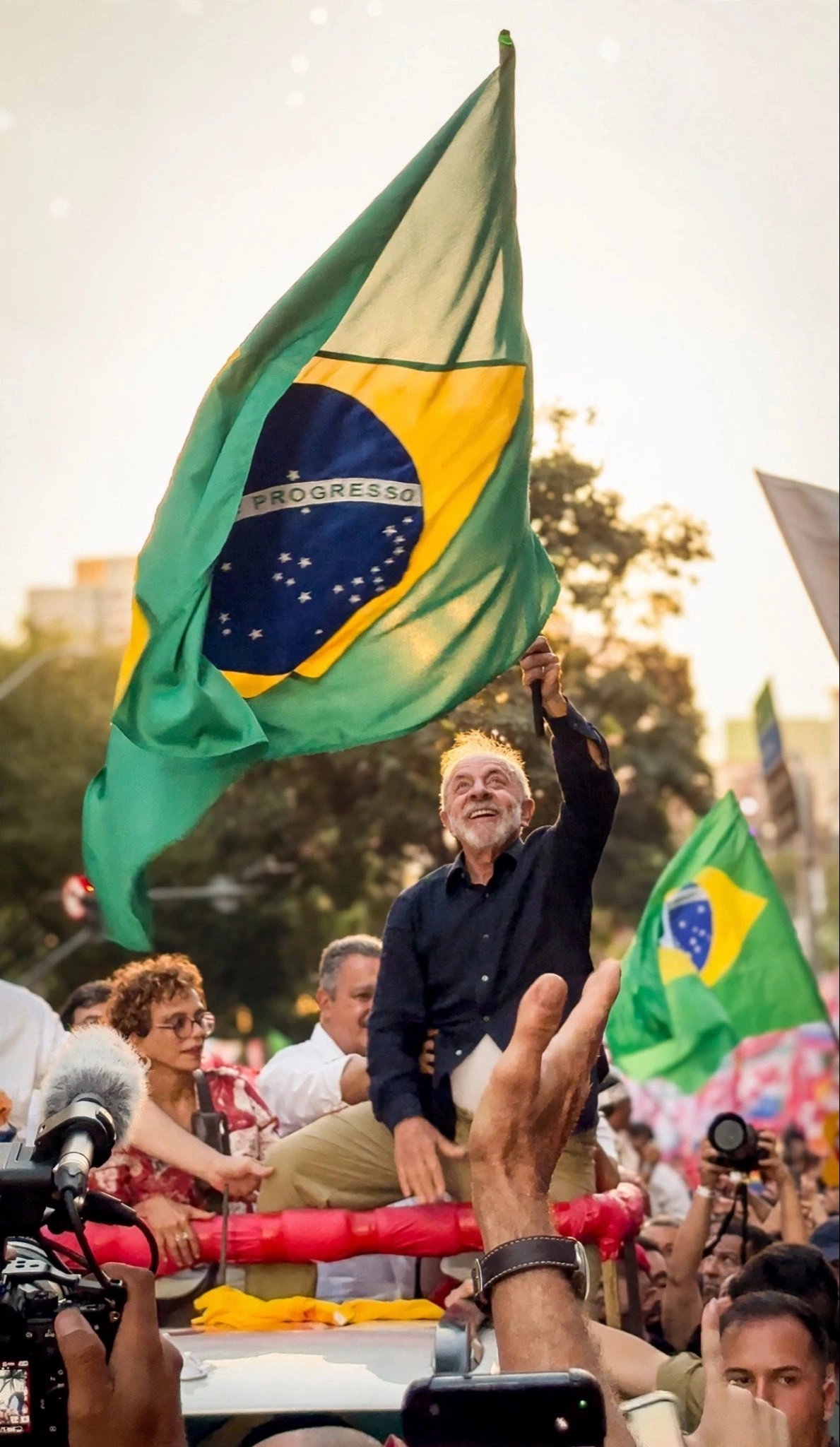 Após virada histórica, Lula é reeleito presidente do Brasil