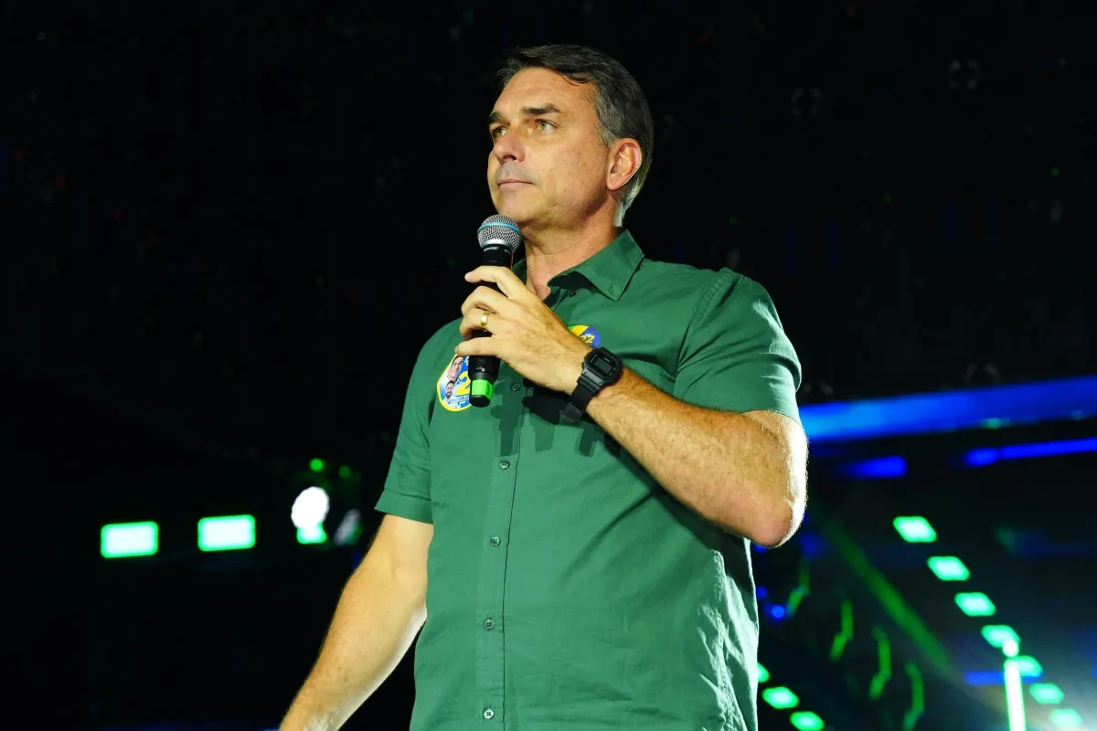 PF aciona autoridades da Argentina para checar possível viagem de Flávio