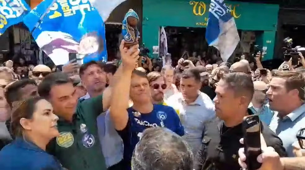 Em meio à polêmica, Flávio Bolsonaro ergue imagem de Nossa Senhora Aparecida durante caminhada