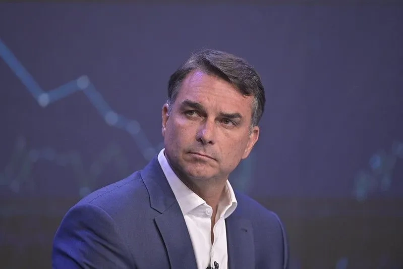 Flávio repete Jair e deixa o país após derrota para Lula