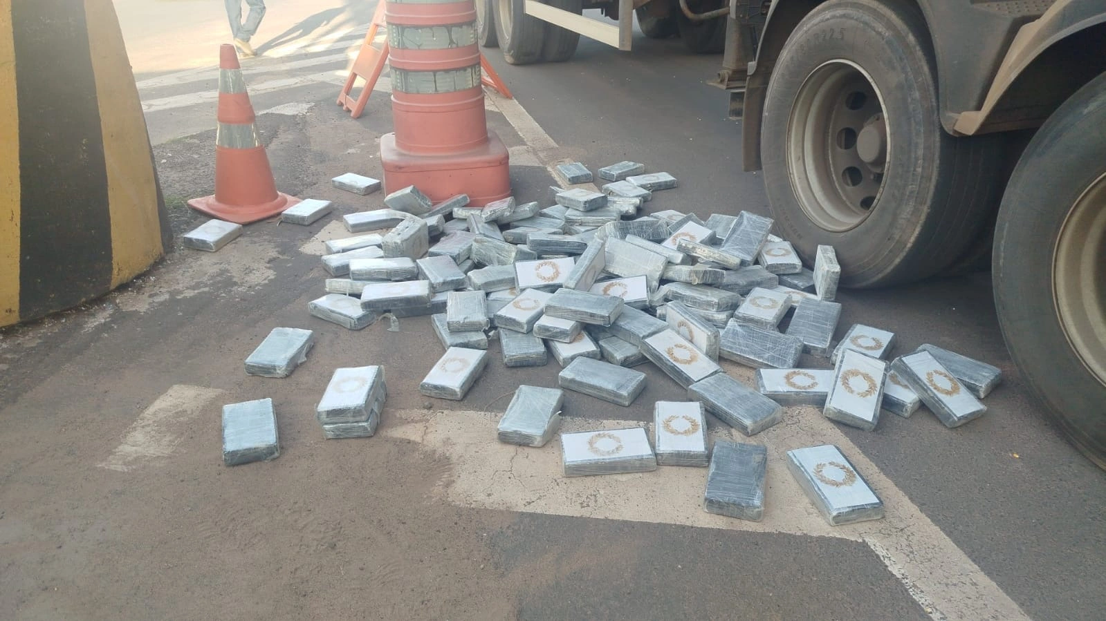 PRF apreende droga escondida em carga de milho dentro de carreta em Teresina
