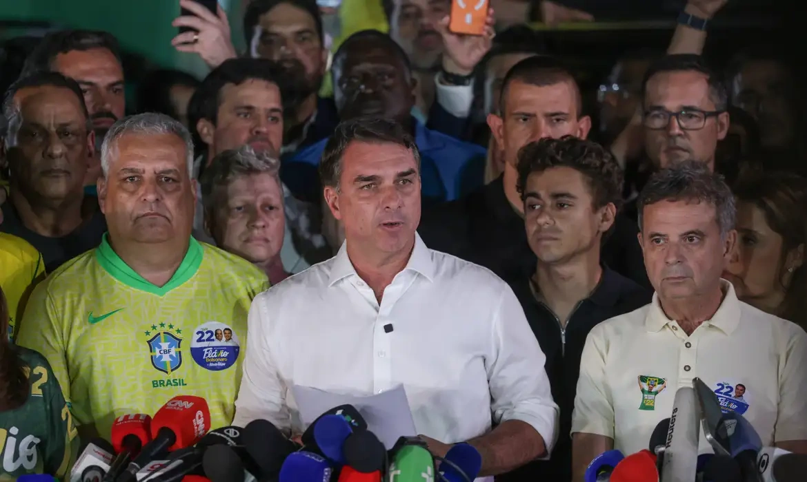 Flávio diz que pedirá cassação da chapa de Lula: "A lei tem que valer"