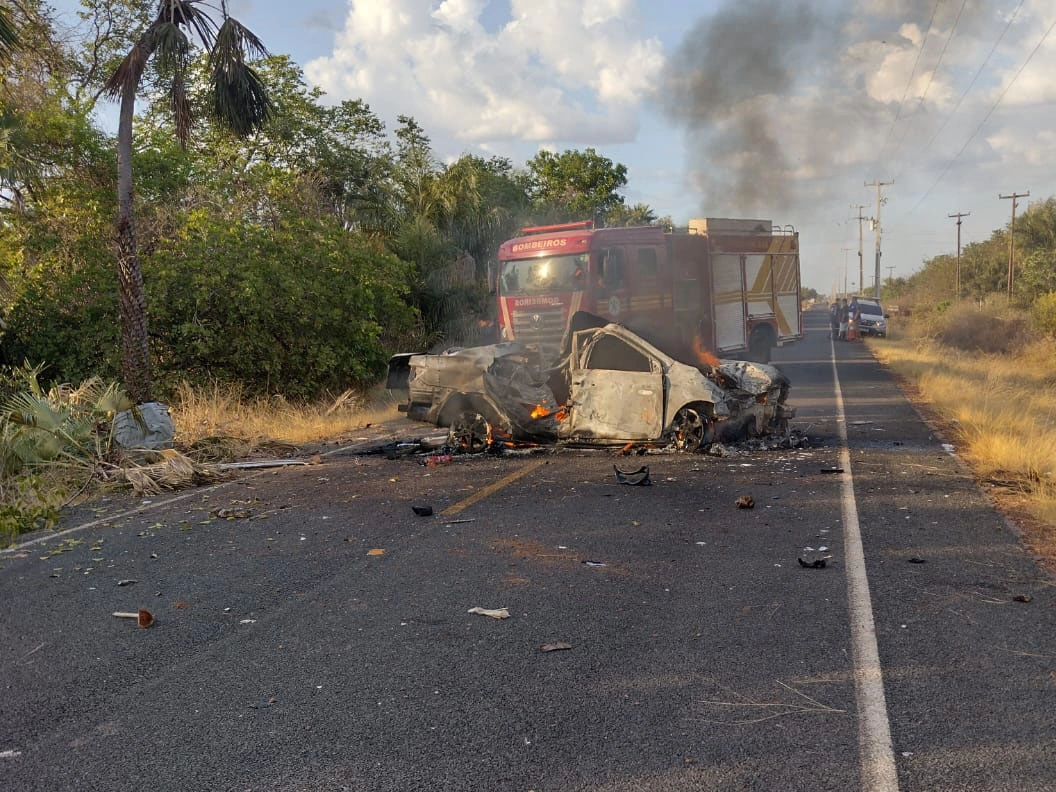 Casal e duas crianças morrem após carro bater em árvore e pegar fogo no Piauí
