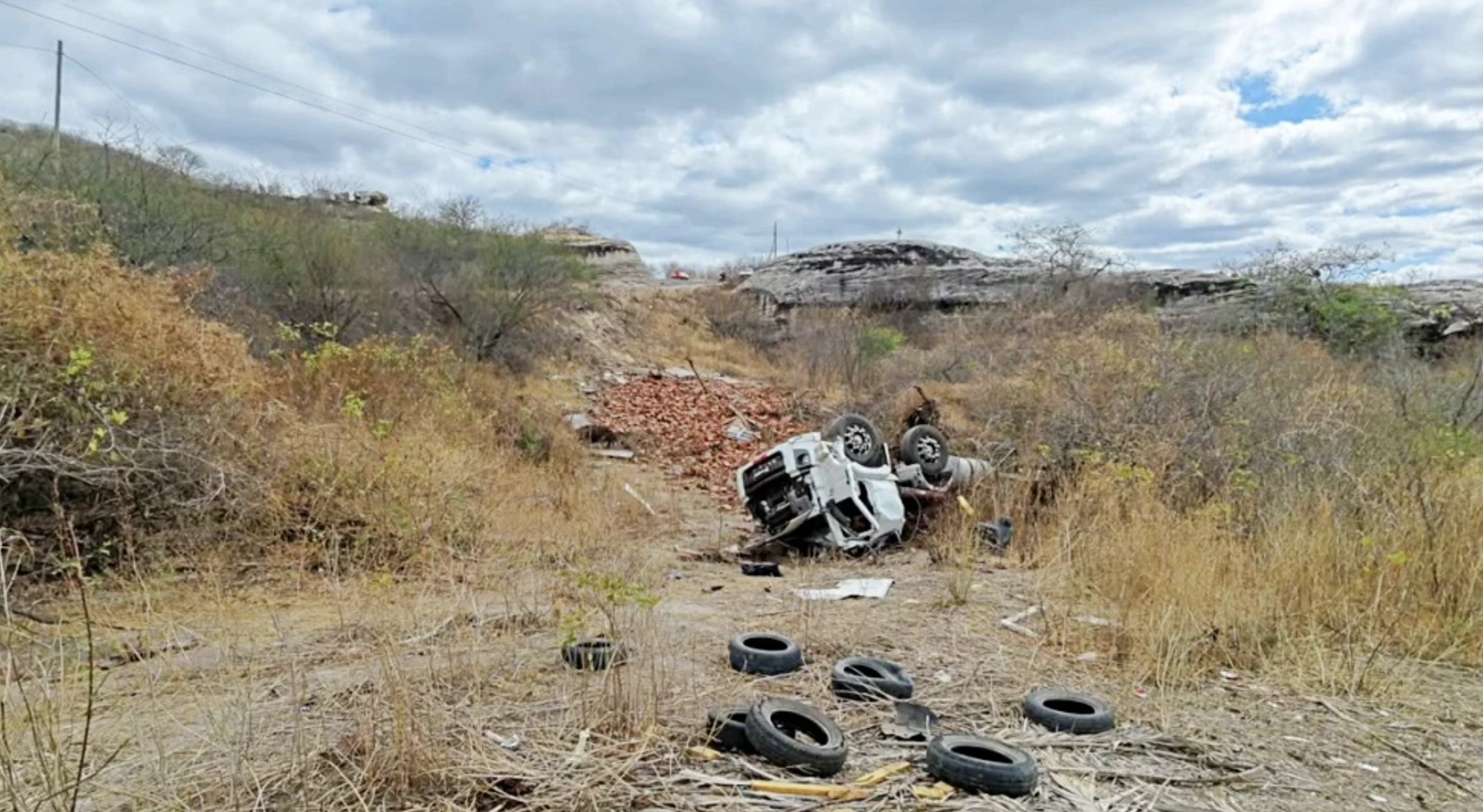 Motorista morre após caminhão carregado de tijolos capotar no interior do Piauí