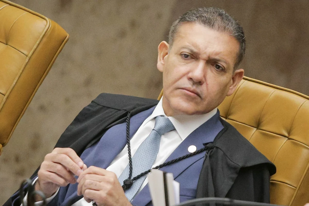 Kassio atende pedido de Flávio e manda tirar canal "Exército do Lula" do ar