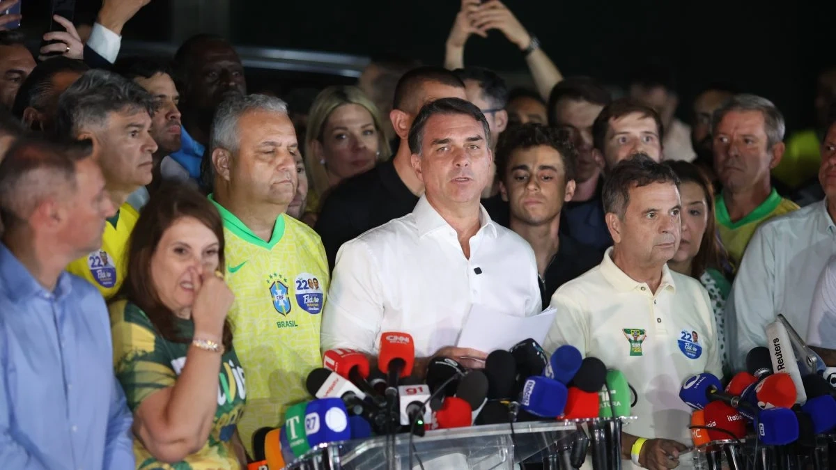 TSE desmente Flávio Bolsonaro sobre retirada de fiscais do PL de sala-cofre