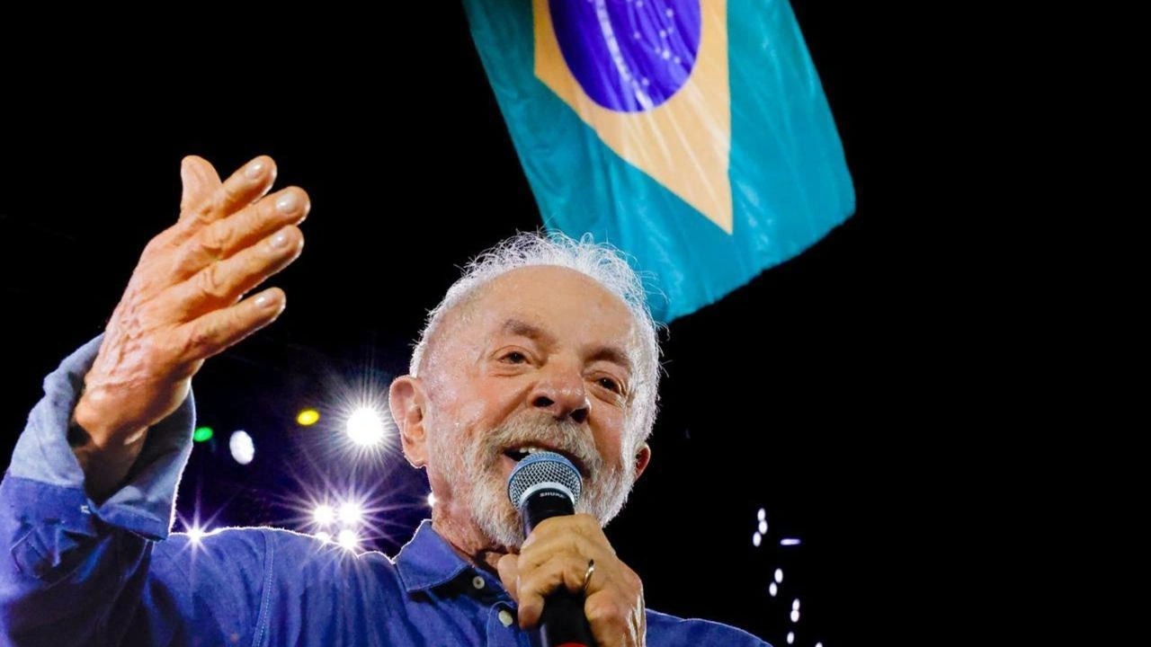 A poucas horas da votação, Lula chega à reta final perdendo para Flávio nas pesquisas e sob risco de derrota em sua última disputa presidencial