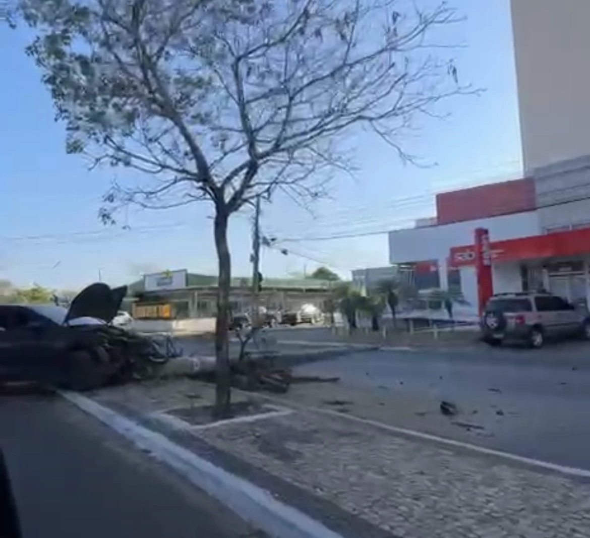 Jovem cochila ao volante após sair do trabalho, bate carro contra poste e provoca interdição de avenida em Teresina