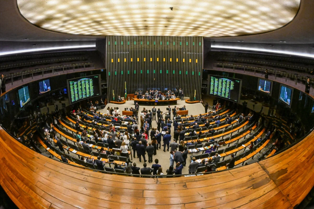 Voto distrital misto divide Centrão e oposição e ganha força no Congresso