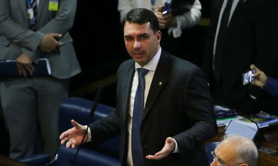 Em carta, Flávio se declara "verdadeiro presidente eleito do Brasil"
