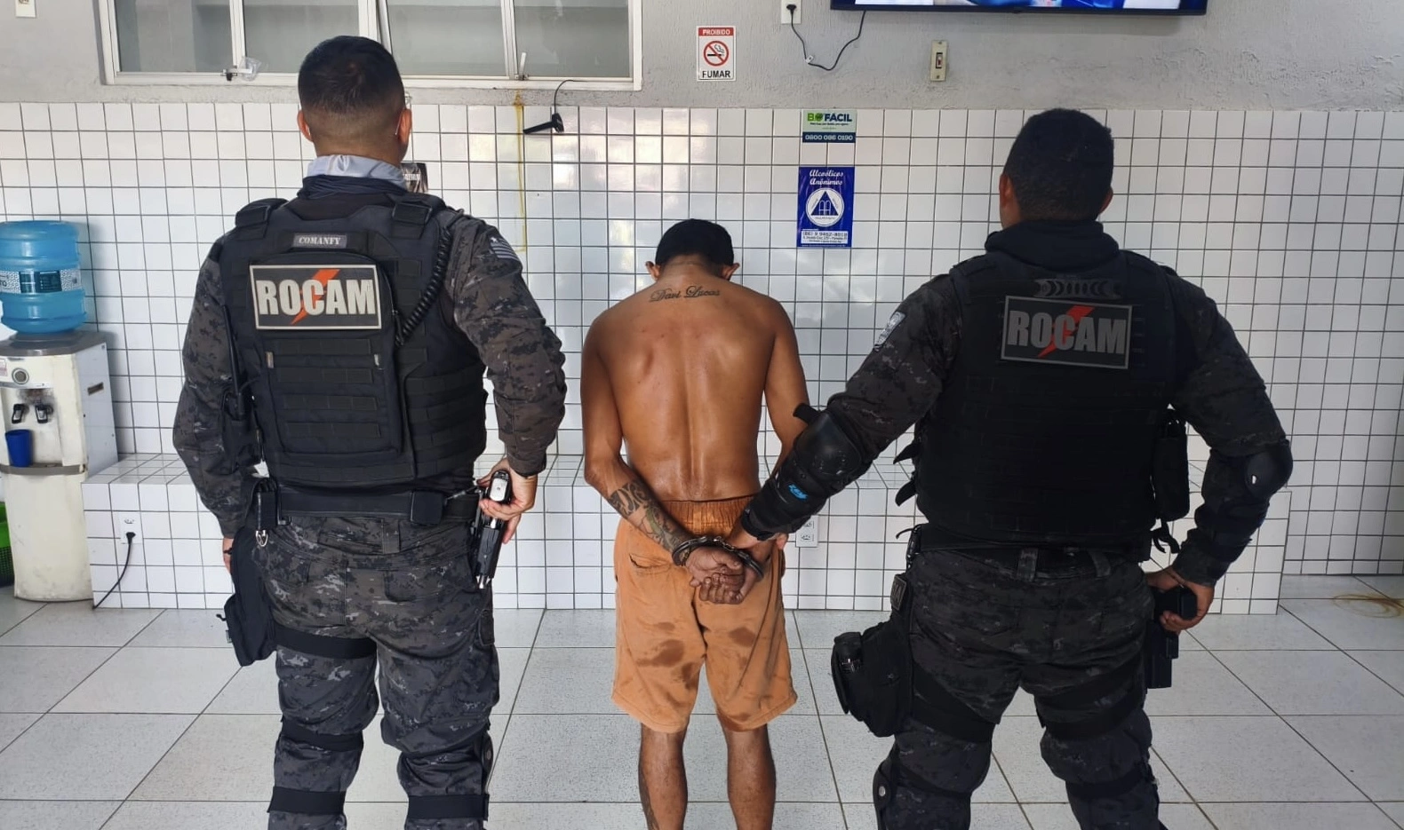 Homem ameaça pessoas e atira no terraço da casa da mãe antes de ser levado à Central em Parnaíba, Piauí