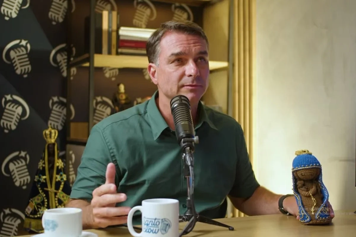 Flávio Bolsonaro desiste de debate da Globo a menos de 3 horas do encontro, que já não teria Lula